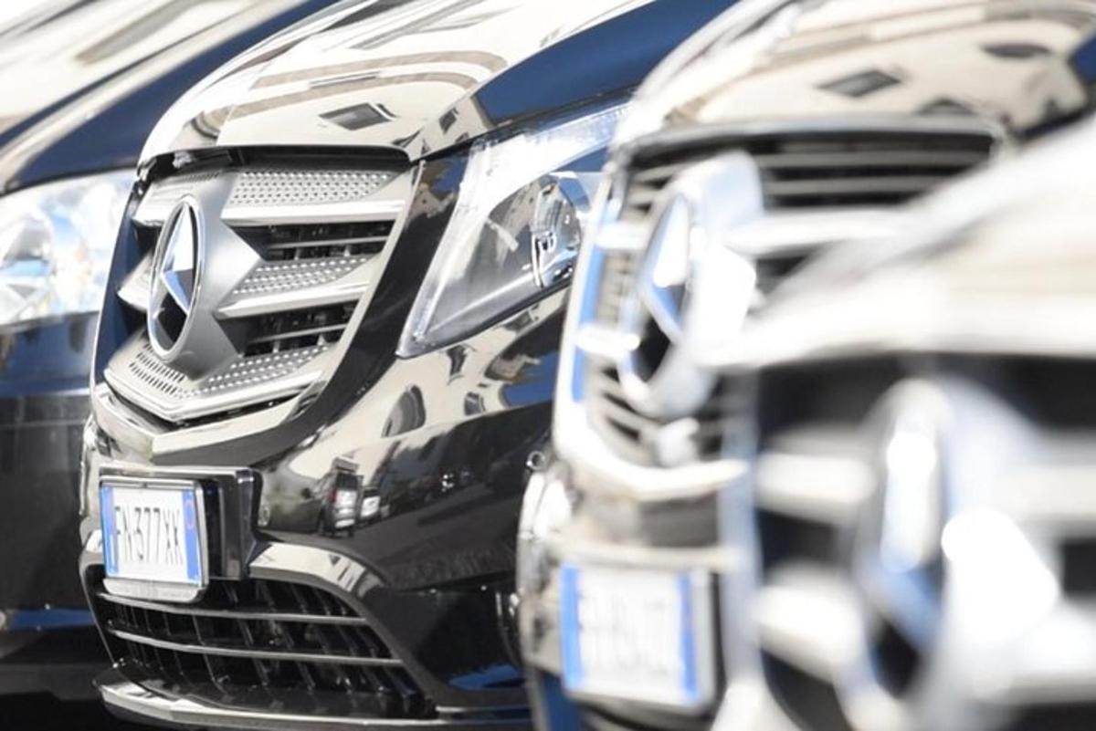 to lastebiler parkert ved siden av hverandre