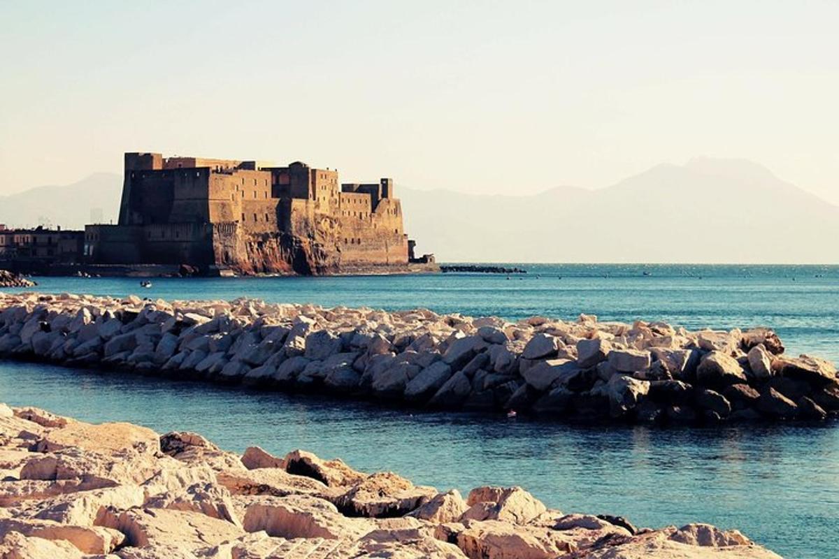 un castillo en una isla rocosa en el agua
