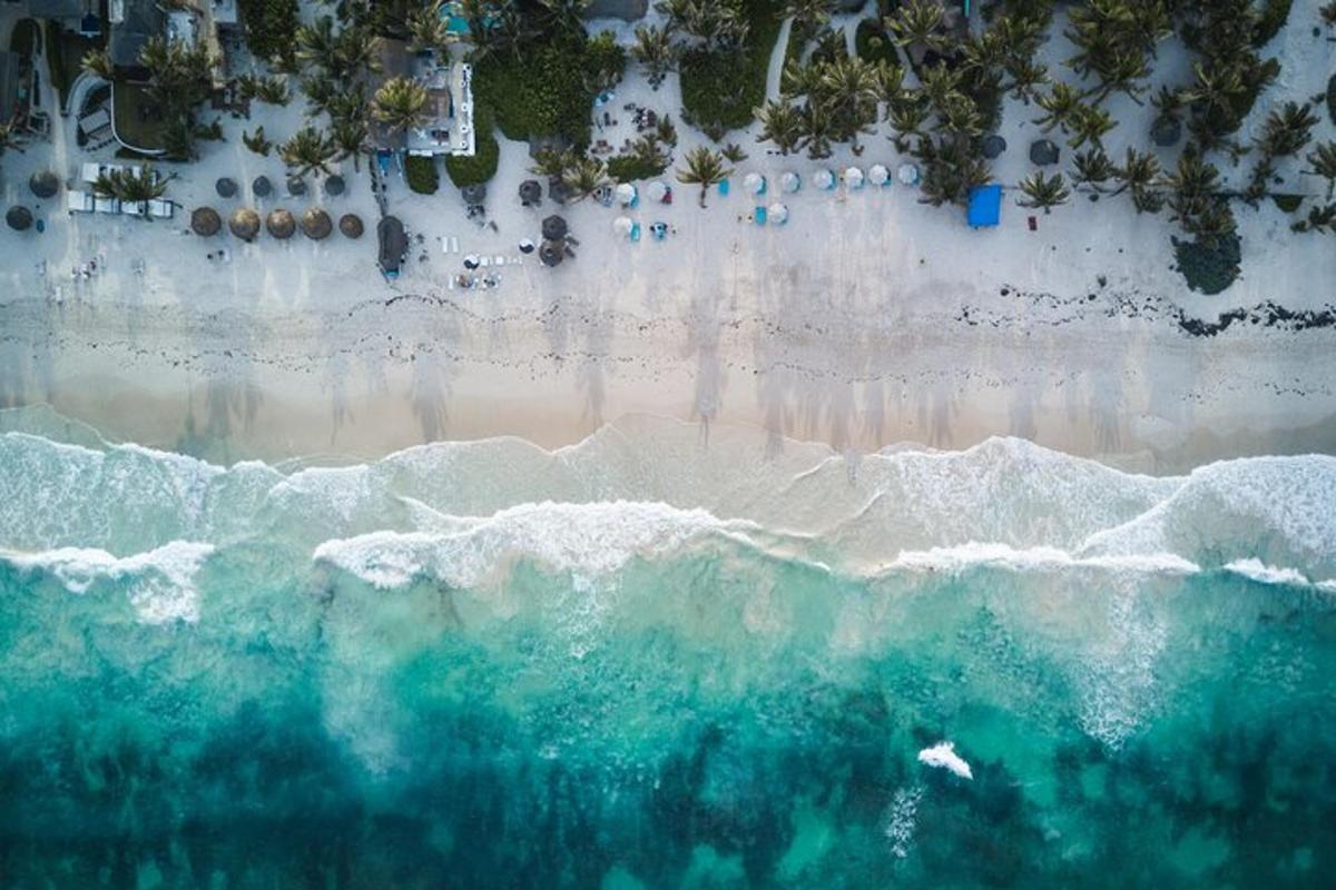 una vista aèria de la platja i l'oceà