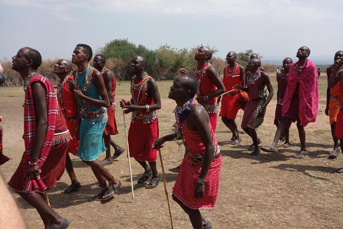 un grupo de personas caminando en un campo