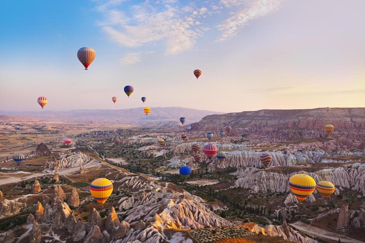 un gruppo di mongolfiere che sorvolano un canyon