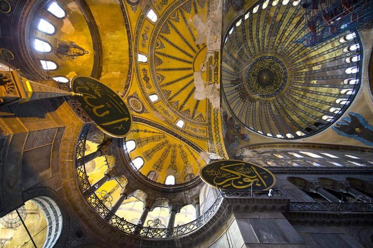 un soffitto di un edificio con molti orologi