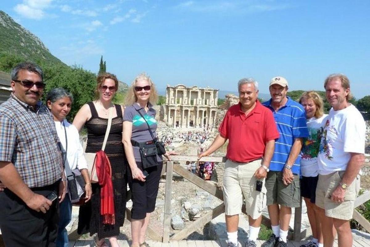 un grup de oameni care stau în fața unei clădiri