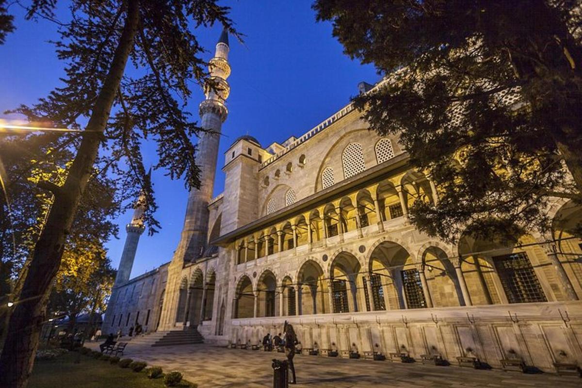 o clădire mare cu un stâlp în fața ei