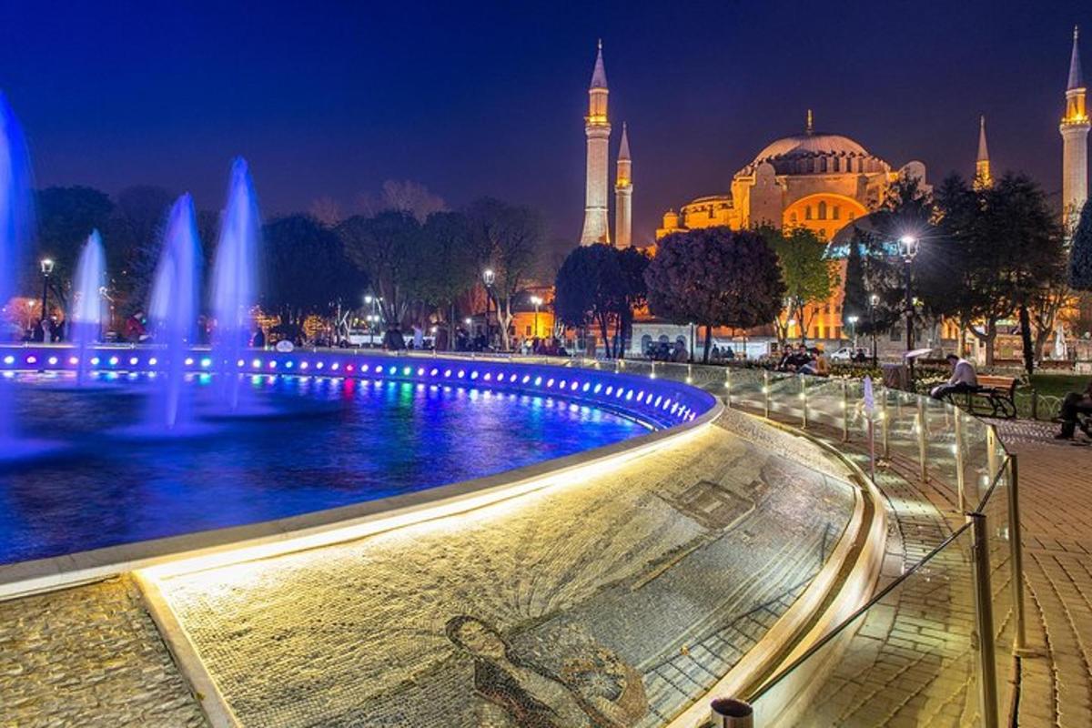o fântână în fața unei moschei noaptea