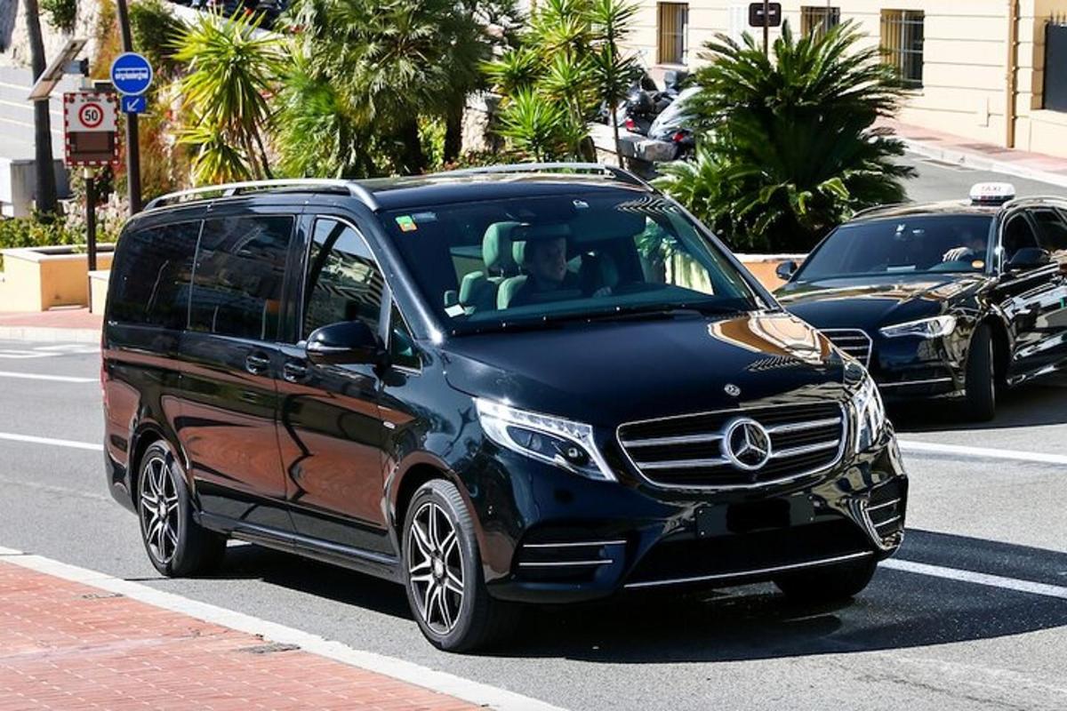 Černé SUV je zaparkované na městské ulici