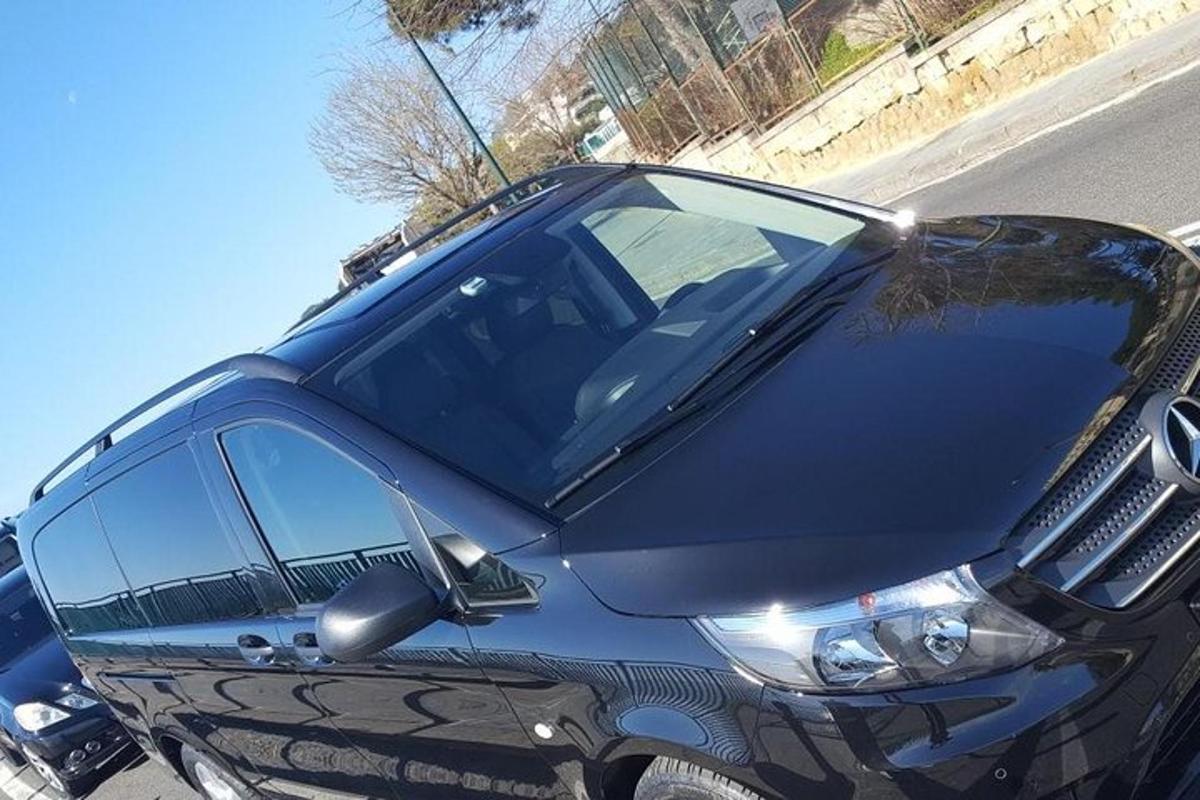 juodas automobilis, pastatytas kelio pakraštyje
