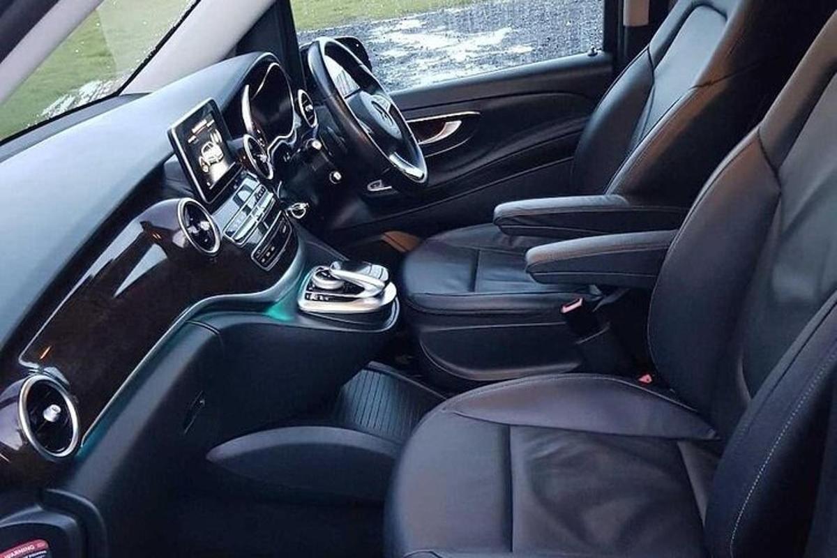 pemandangan kursi belakang mobil