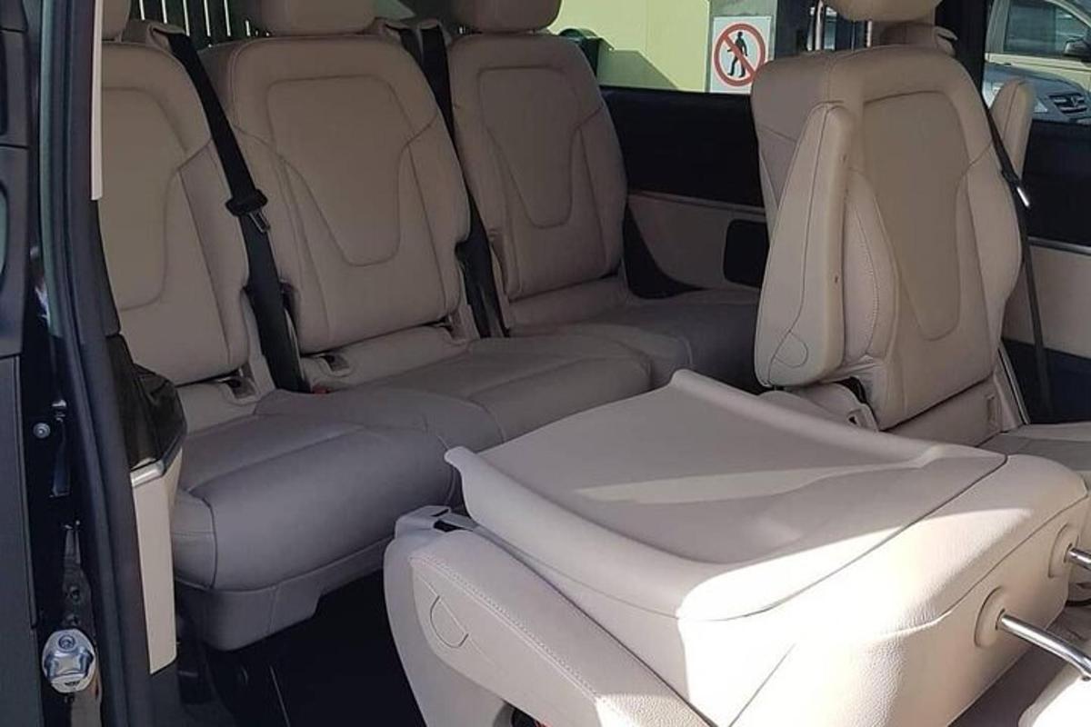 kursi belakang mobil dengan kursi belakang diturunkan
