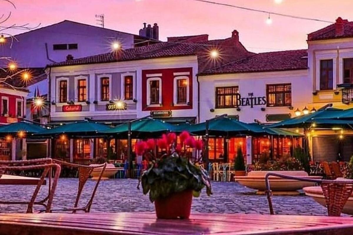 ένα τραπέζι με ένα βάζο με λουλούδια μπροστά από ένα κτίριο