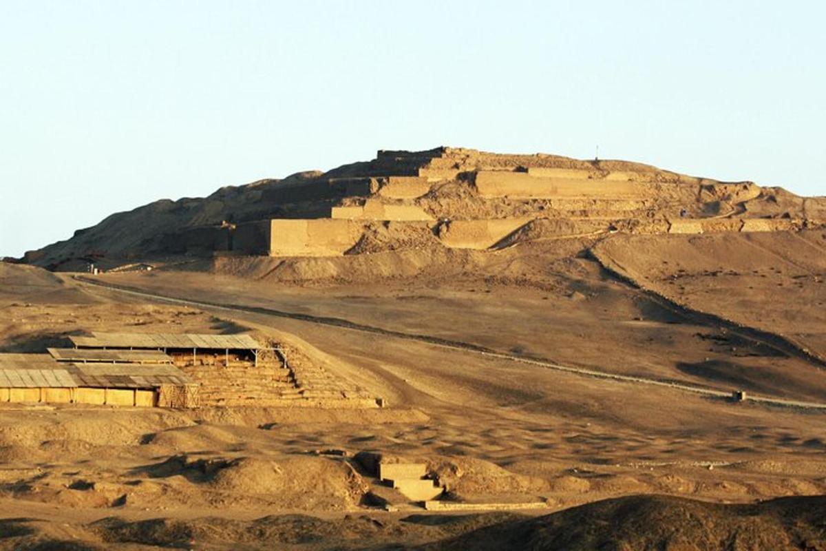 一座土山，上面有一栋建筑