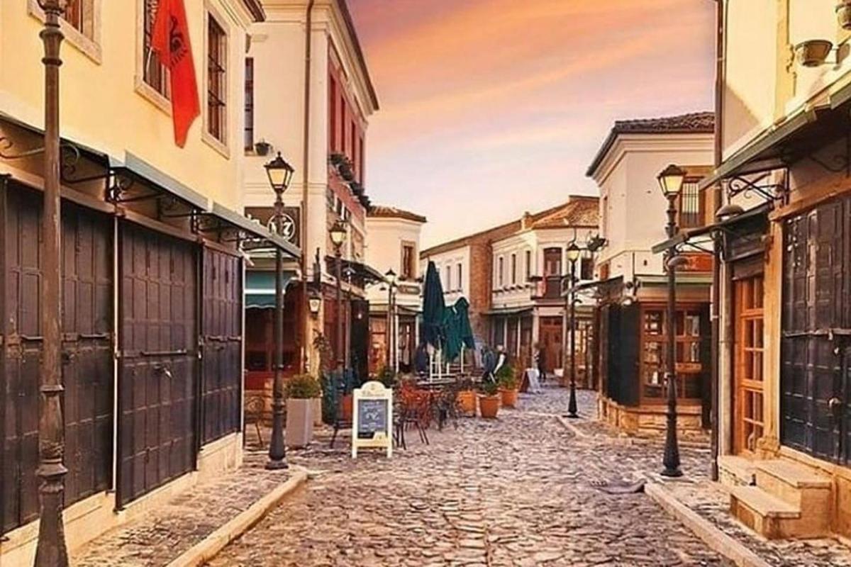 ένας άδειος δρόμος σε μια πόλη με κτίρια