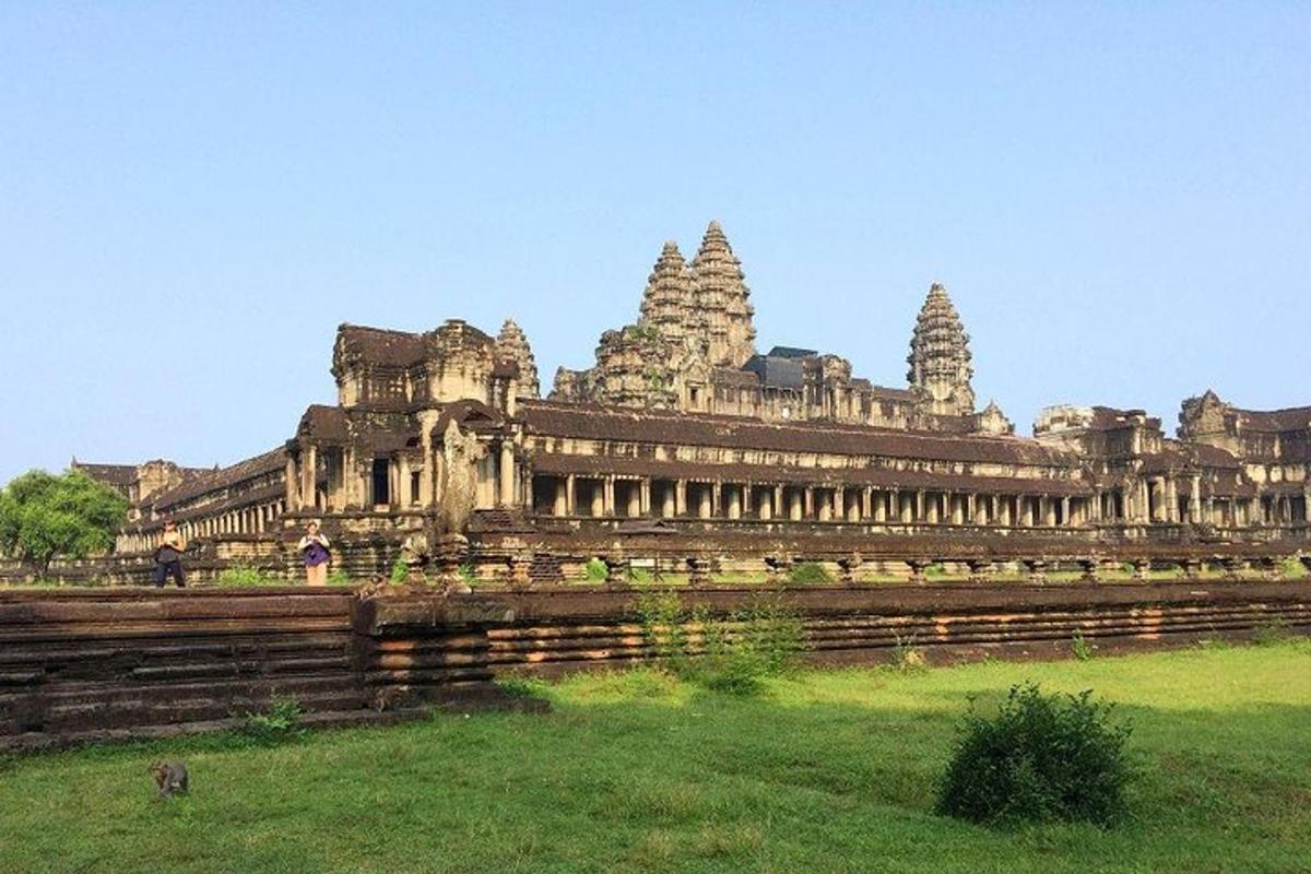 un gran edifici en un camp davant