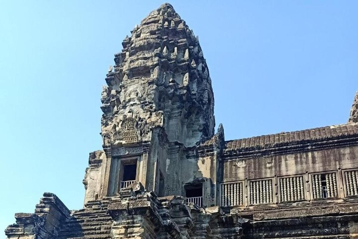 un edifici antic amb una torre a sobre