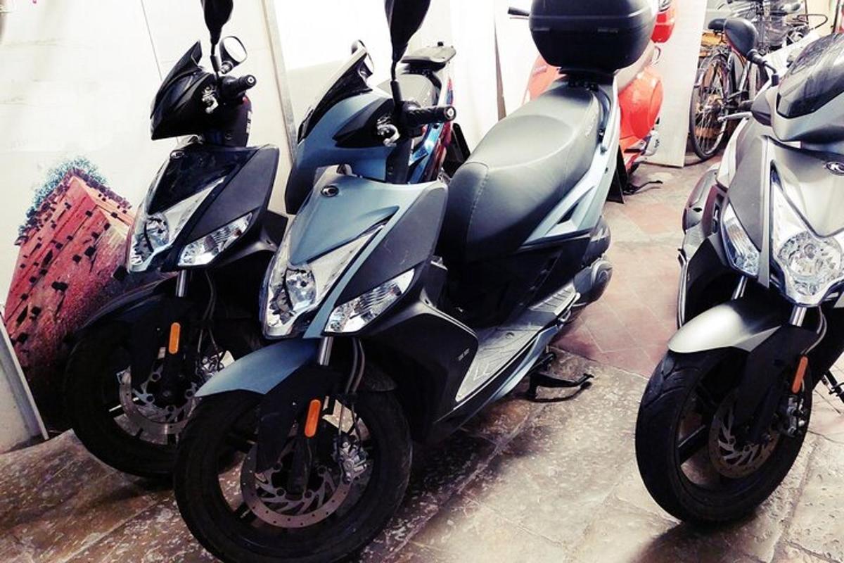 Un par de motos estacionadas en un garaje