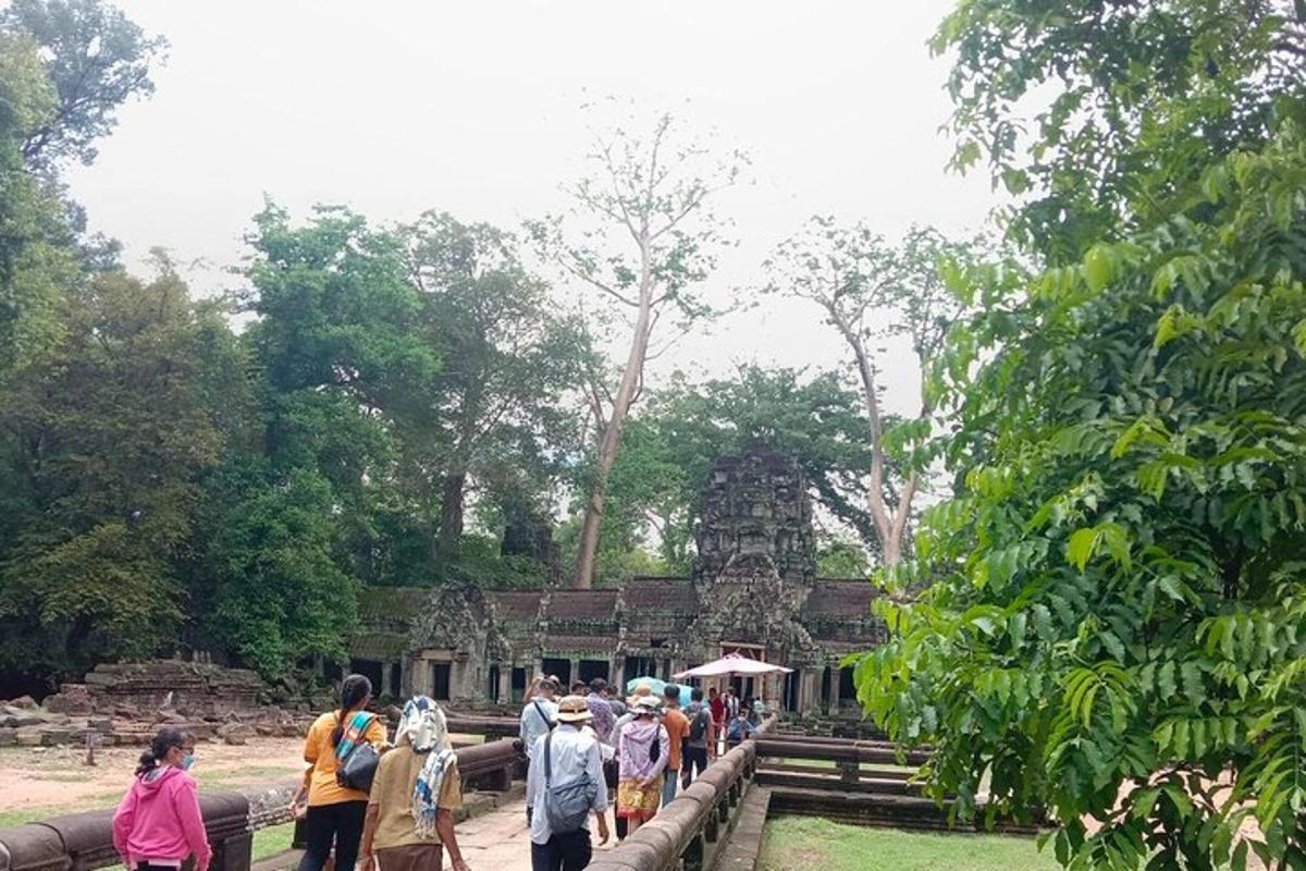 un grupo de personas caminando frente a un templo
