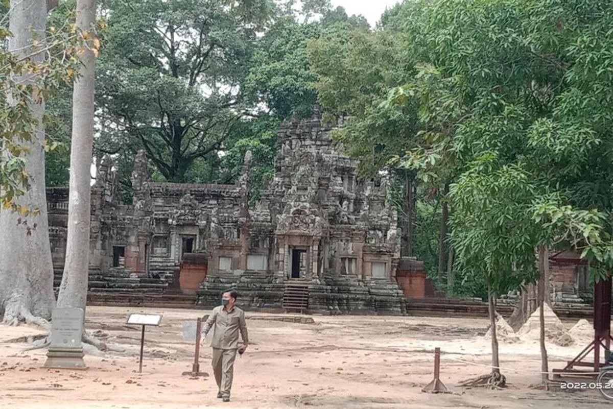 una persona que camina davant d'un temple