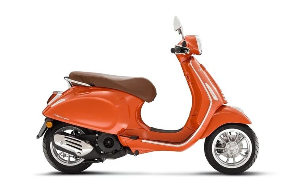 uma scooter laranja em um fundo branco
