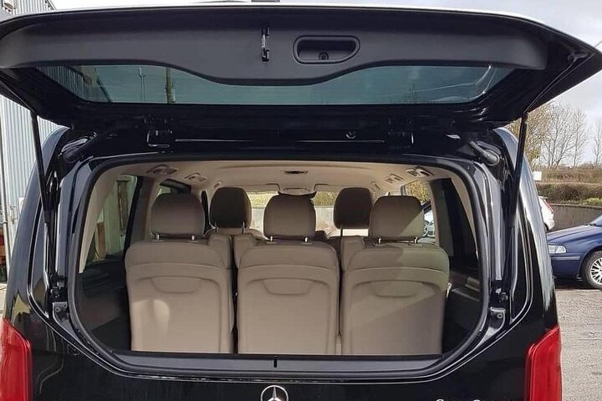 um porta-malas aberto de um carro com o porta-malas aberto