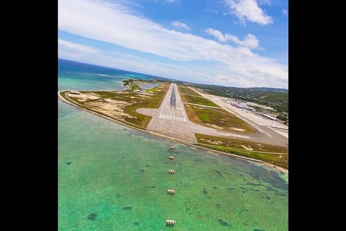 una vista aerea di una pista di aeroporto nell'oceano