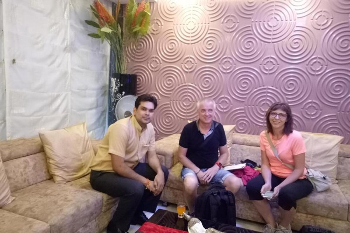مجموعة من ثلاثة أشخاص يجلسون على الأريكة