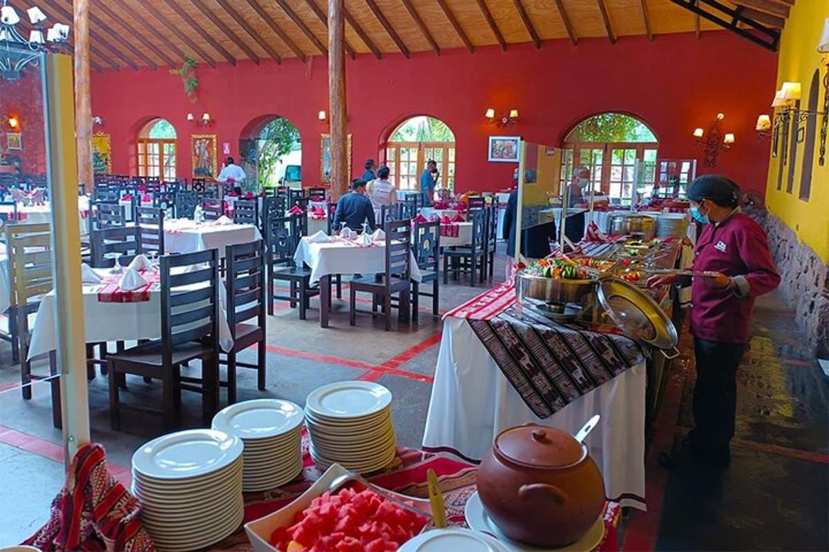 o femeie care stă într-un restaurant cu mese și farfurii