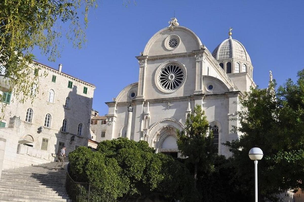 ένα μεγάλο λευκό κτίριο με έναν πύργο με ρολόι πάνω του