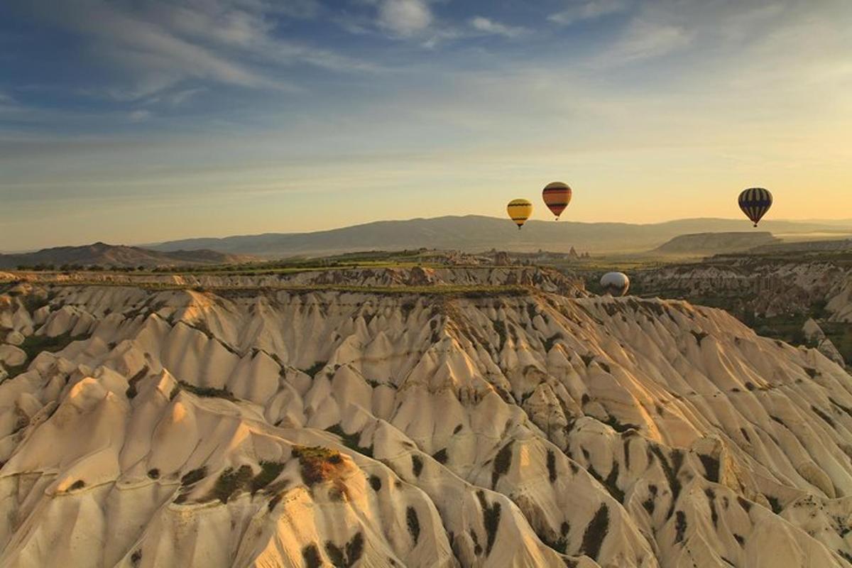 sekumpulan belon udara panas terbang di atas gunung