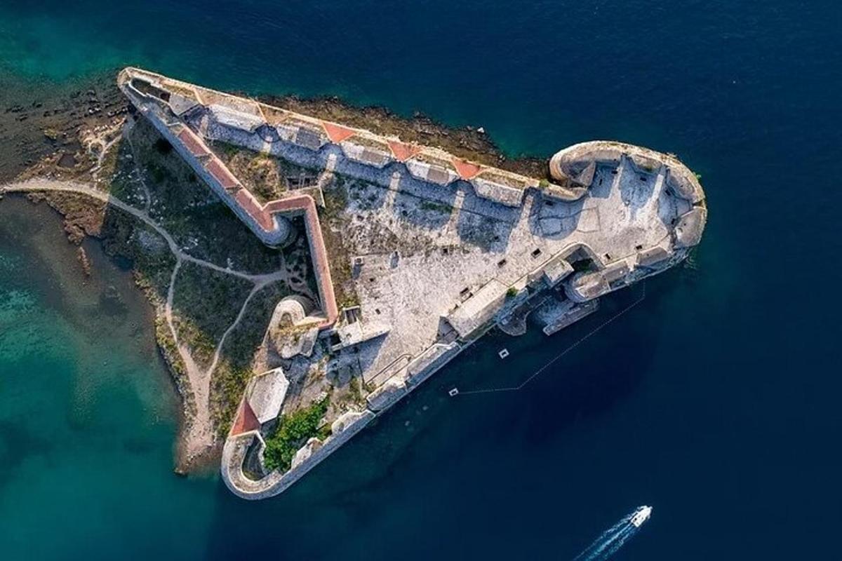 una vista aerea di un'isola nell'acqua