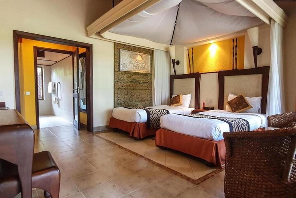 o cameră de hotel cu două paturi într-o cameră