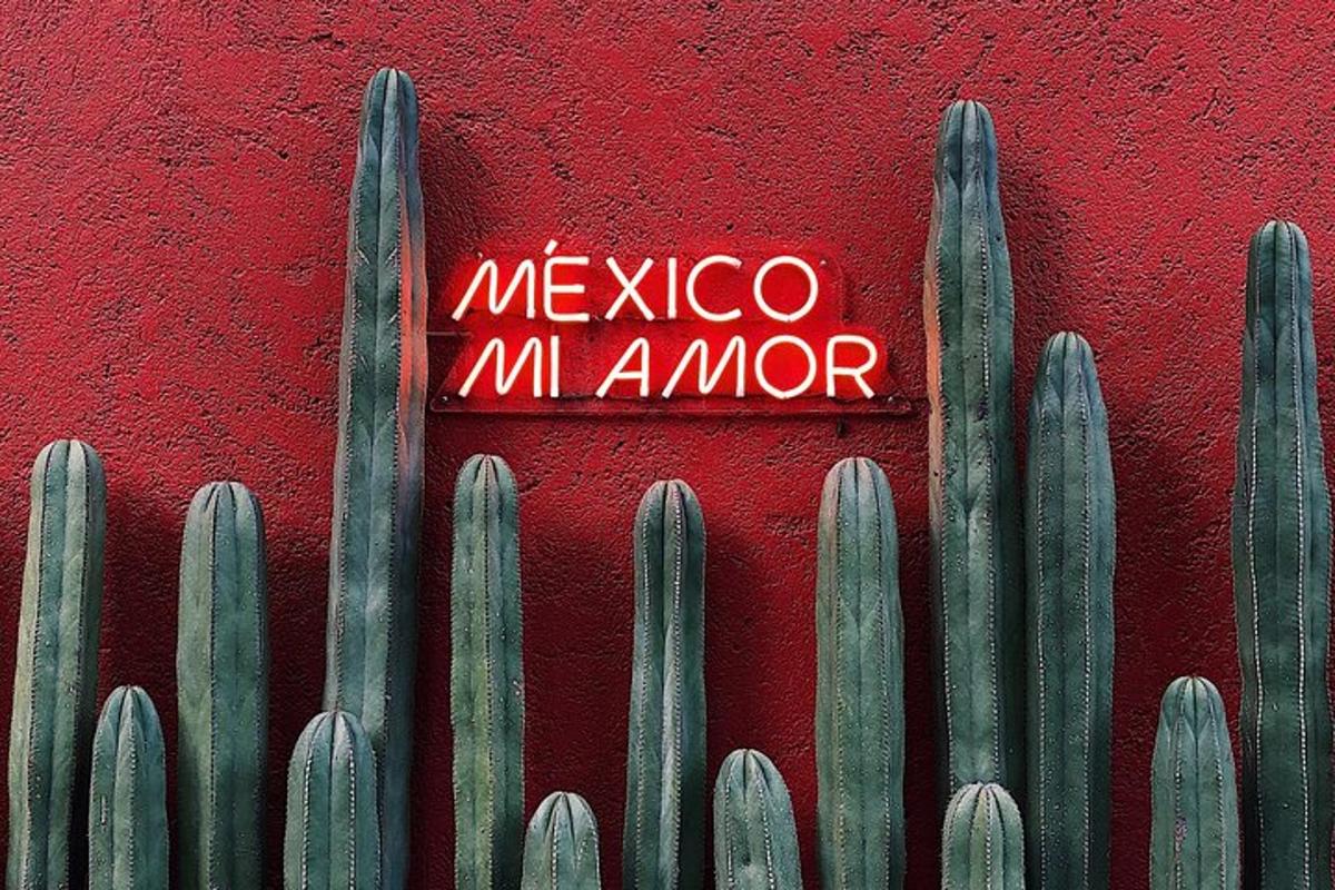 nápis Mexico Manor na červenej stene
