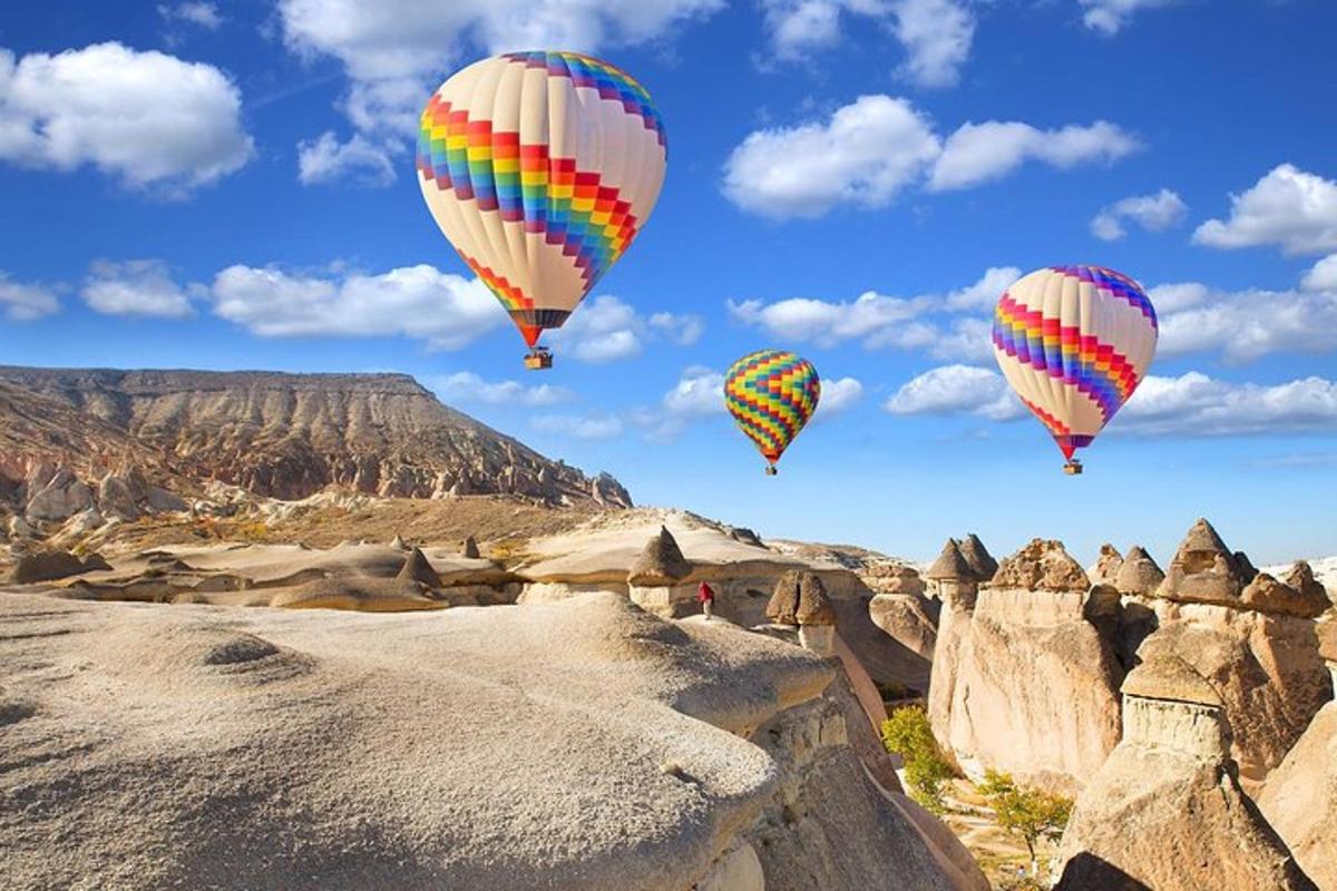 sekelompok balon udara panas terbang di atas gurun