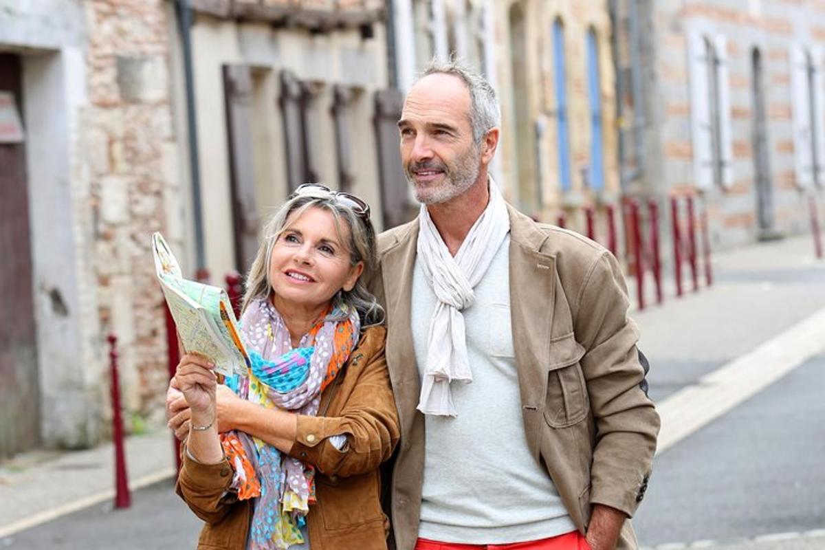 un uomo e una donna che camminano lungo una strada