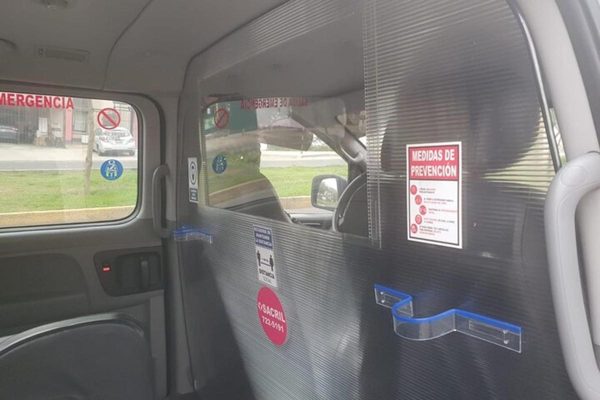 sedadlo v autobuse s nápisy na okně