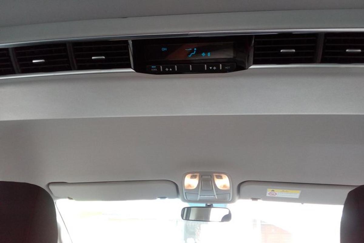 auto s mobilním telefonem na palubní desce