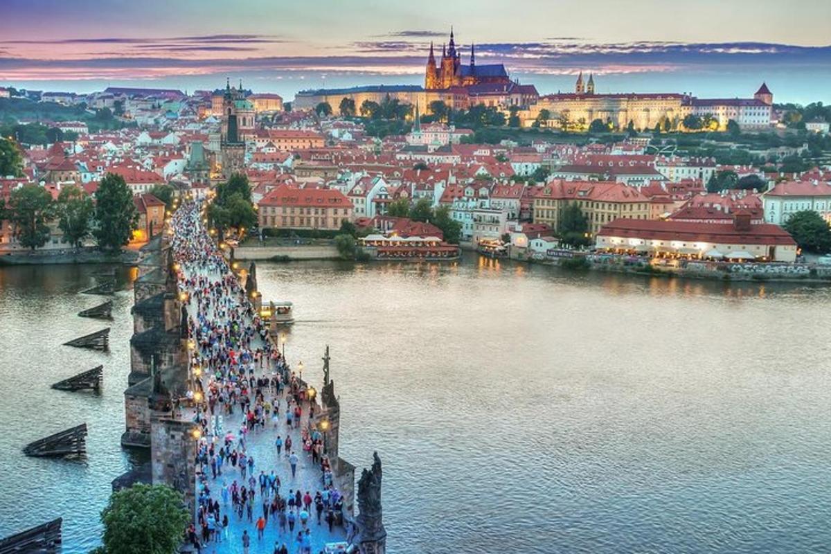 skupina ljudi, ki hodijo po mostu čez reko