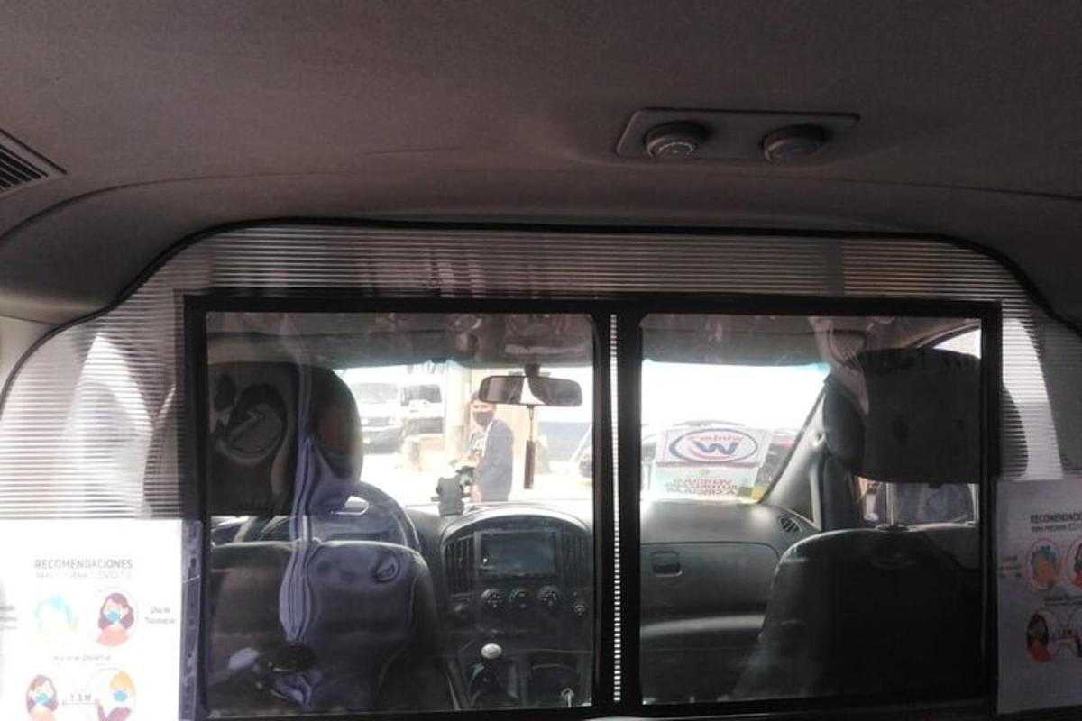 una vista del parabrezza anteriore di un'auto