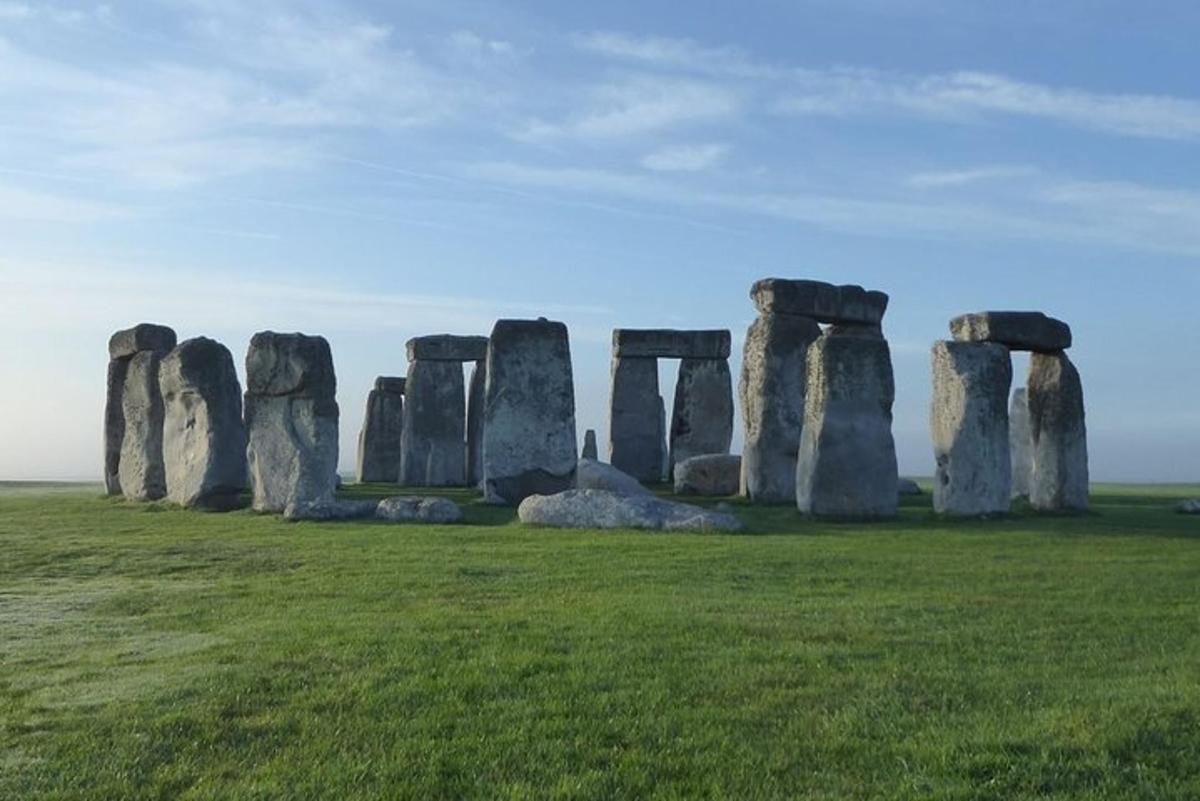 un gruppo di pietre di Stonehenge in un campo