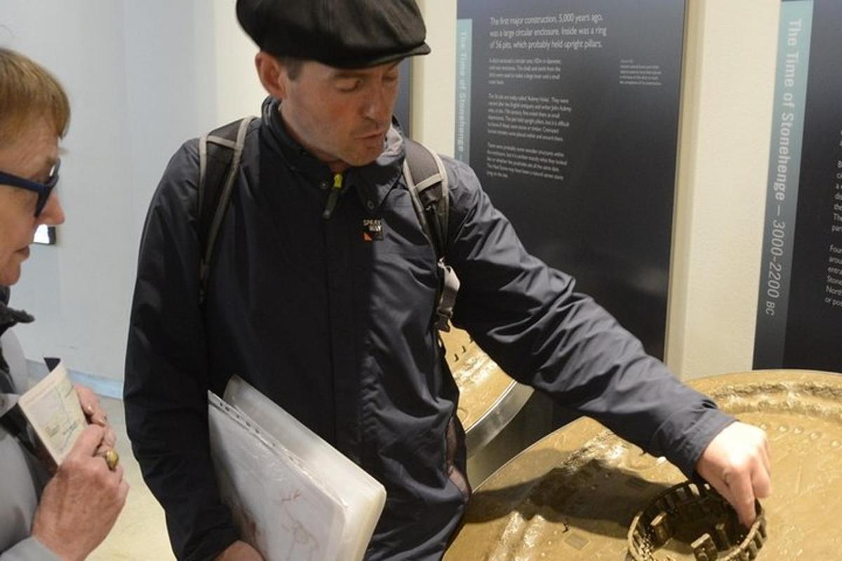 un uomo sta indicando un pezzo di equipaggiamento