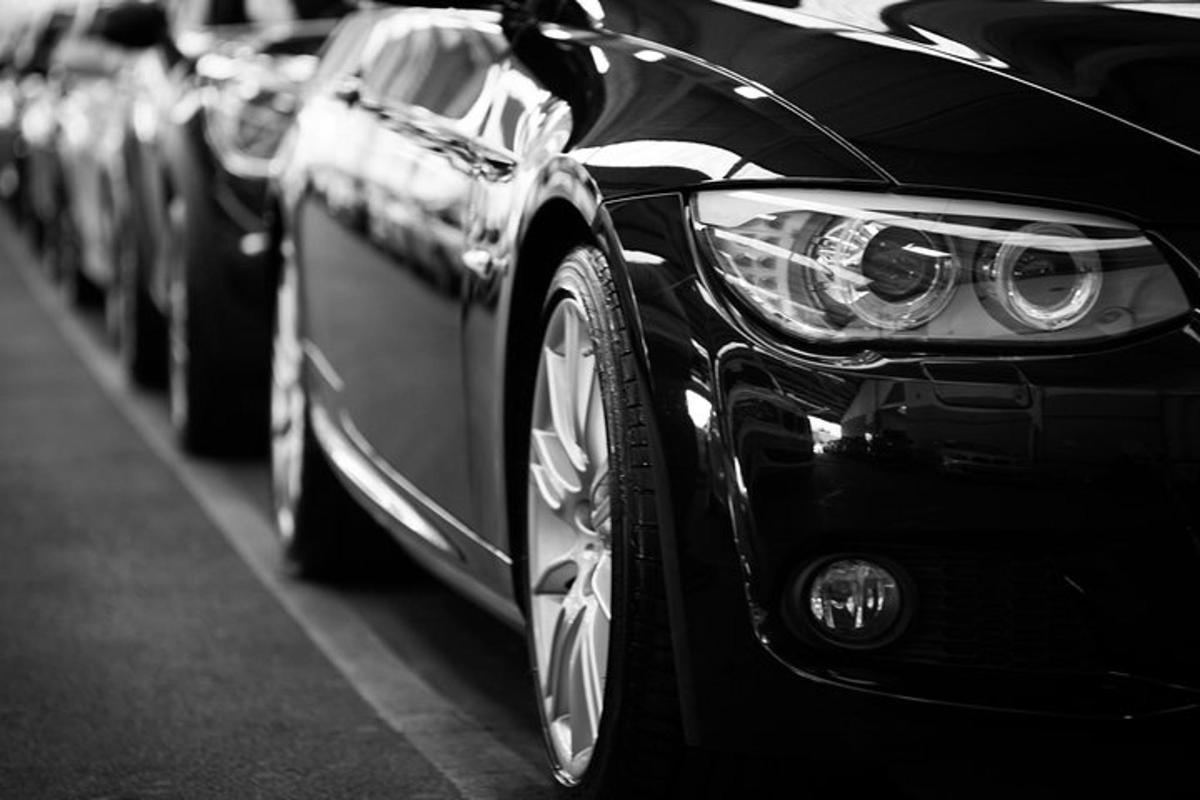 una fila di auto parcheggiate in un parcheggio