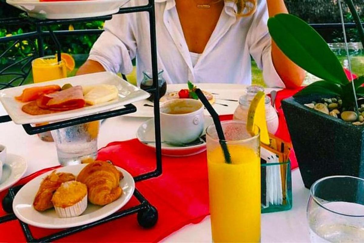 una dona asseguda a una taula amb un plat de menjar