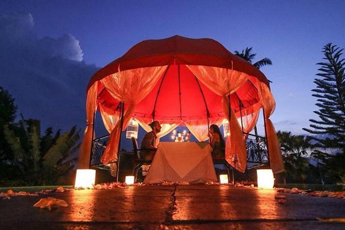 una gran tenda vermella amb una taula a sota
