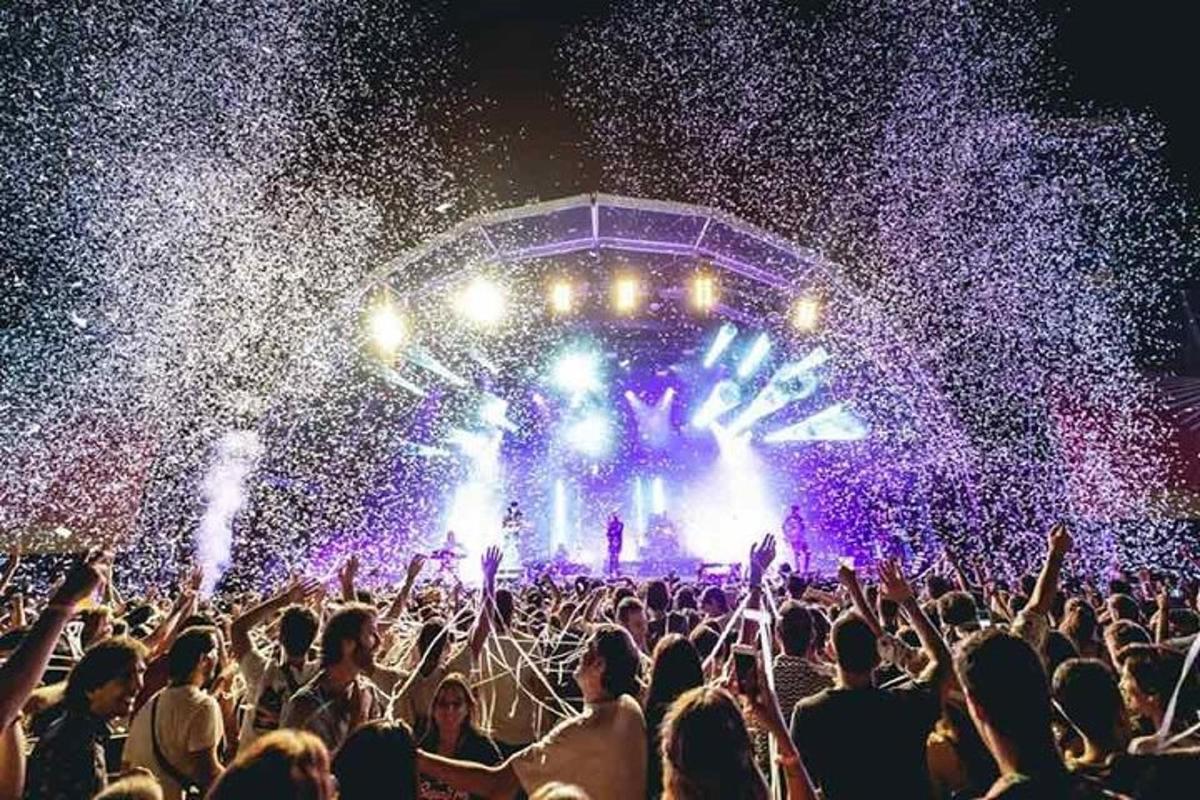 una multitud de personas frente a un concierto