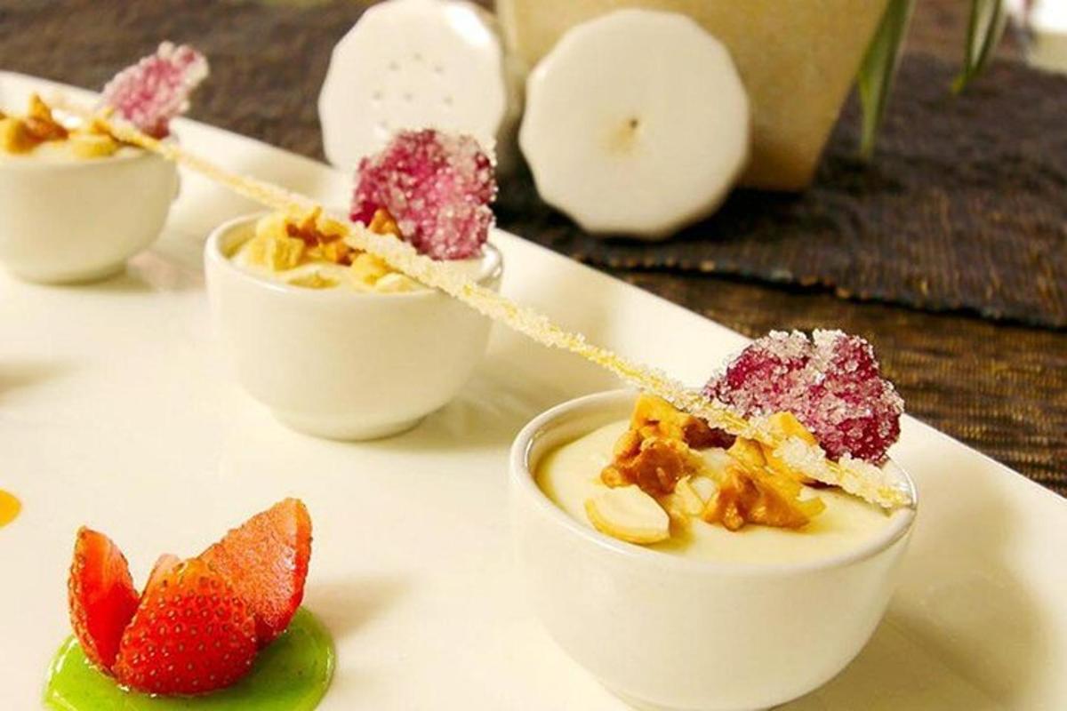 un plat blanc amb tres bols petits de postres