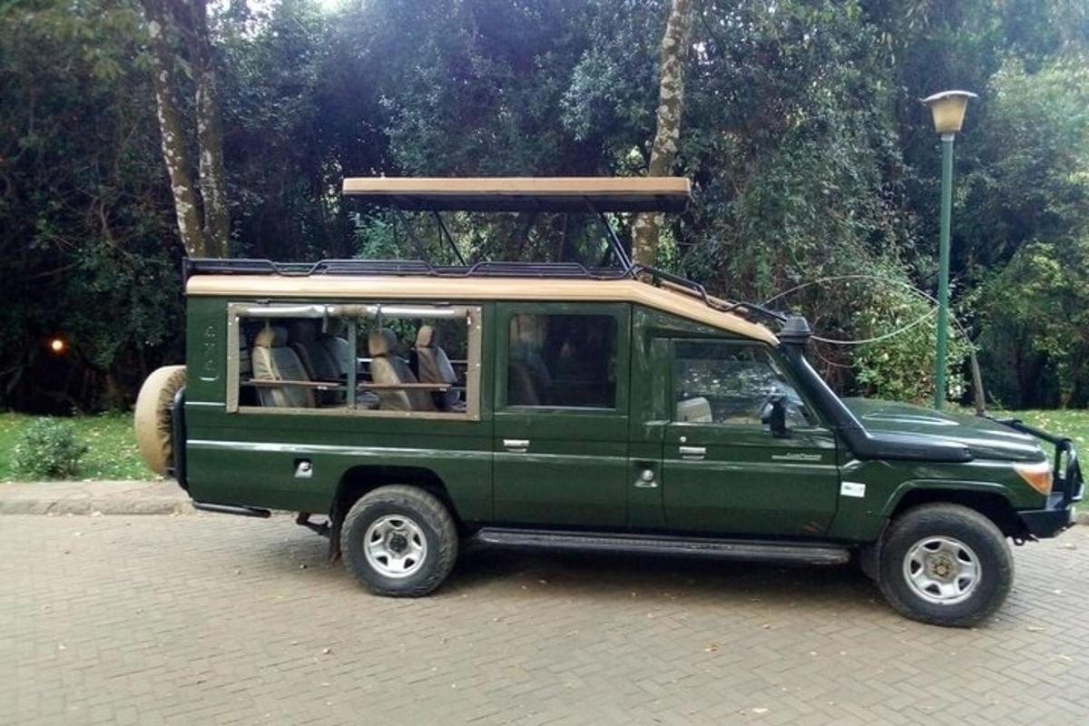 una jeep verde parcheggiata su una strada di mattoni