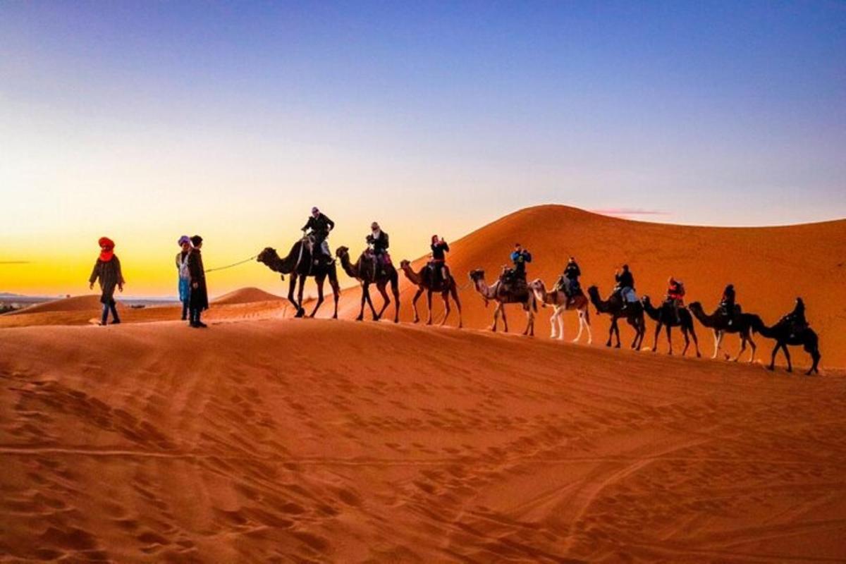 مجموعة من الناس يركبون الخيول في الصحراء