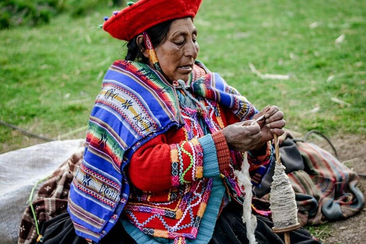 una donna anziana seduta a terra