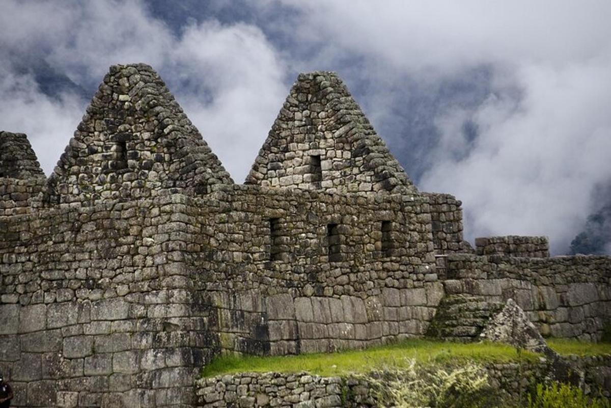 un edificio in pietra con due torri in cima a una collina