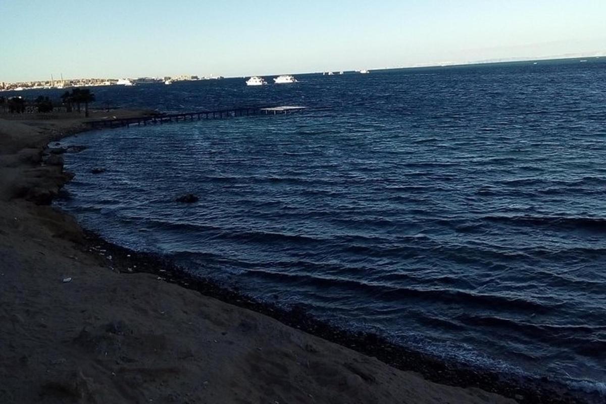 una vista de l'oceà amb vaixells a l'aigua