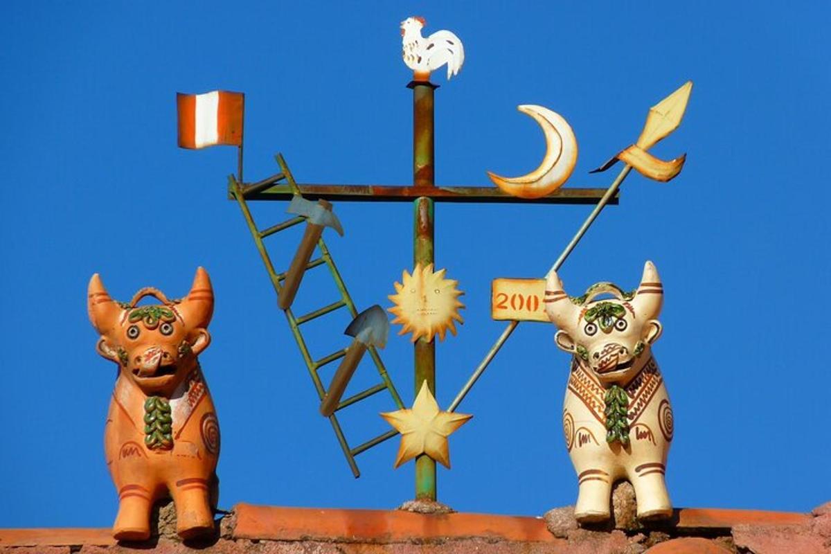 una banderuola con due tori in cima
